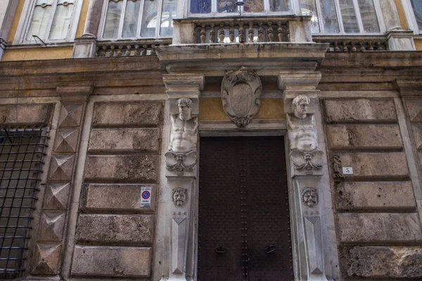 Cenova, yaz sokakları, sokaklarda dış detayları, çatılar, ışıklar ve kapılar, pencereler, Cenova yolları. Plaza Kristof Kolomb, parklar, Cenova Müzesi, balıkçıların limanları. Evlerde Genova İtalyan Madonna heykel freskleri