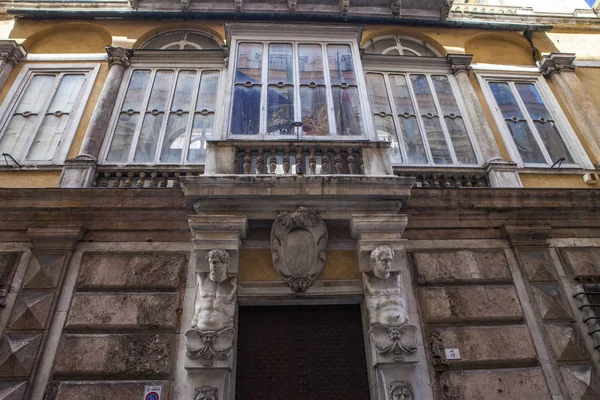 Cenova, yaz sokakları, sokaklarda dış detayları, çatılar, ışıklar ve kapılar, pencereler, Cenova yolları. Plaza Kristof Kolomb, parklar, Cenova Müzesi, balıkçıların limanları. Evlerde Genova İtalyan Madonna heykel freskleri