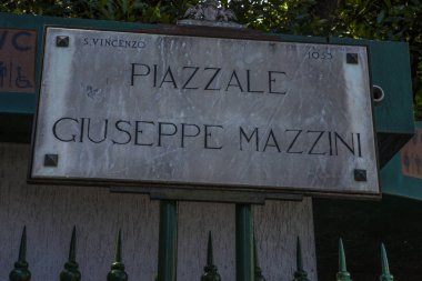 Cenova, yaz sokakları, sokaklarda dış detayları, çatılar, ışıklar ve kapılar, pencereler, Cenova yolları. Plaza Kristof Kolomb, parklar, Cenova Müzesi, balıkçıların limanları. Genova İtalyanca 