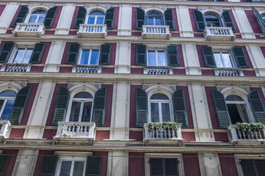 Cenova, yaz sokakları, sokaklarda dış detayları, çatılar, ışıklar ve kapılar, pencereler, Cenova yolları. Plaza Kristof Kolomb, parklar, Cenova Müzesi, balıkçıların limanları. Genova İtalyanca 