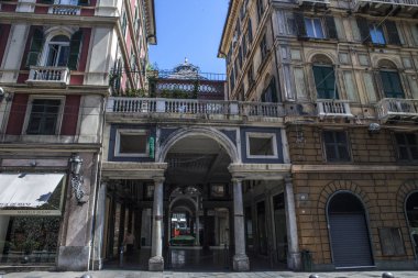 Cenova, yaz sokakları, sokaklarda dış detayları, çatılar, ışıklar ve kapılar, pencereler, Cenova yolları. Plaza Kristof Kolomb, parklar, Cenova Müzesi, balıkçıların limanları. Genova İtalyanca 