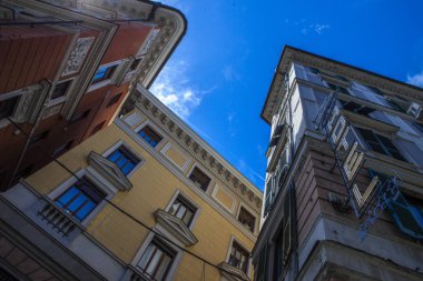 Cenova, yaz sokakları, sokaklarda dış detayları, çatılar, ışıklar ve kapılar, pencereler, Cenova yolları. Plaza Kristof Kolomb, parklar, Cenova Müzesi, balıkçıların limanları. Genova İtalyanca 