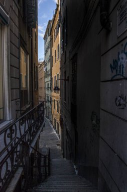 Cenova, yaz sokakları, sokaklarda dış detayları, çatılar, ışıklar ve kapılar, pencereler, Cenova yolları. Plaza Kristof Kolomb, parklar, Cenova Müzesi, balıkçıların limanları. Genova İtalyanca 