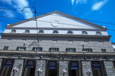 Cenova, yaz sokakları, sokaklarda dış detayları, çatılar, ışıklar ve kapılar, pencereler, Cenova yolları. Plaza Kristof Kolomb, parklar, Cenova Müzesi, balıkçıların limanları. Genova İtalyanca 