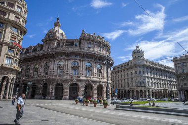 Cenova, yaz sokakları, sokaklarda dış detayları, çatılar, ışıklar ve kapılar, pencereler, Cenova yolları. Plaza Kristof Kolomb, parklar, Cenova Müzesi, balıkçıların limanları. Genova İtalyanca 