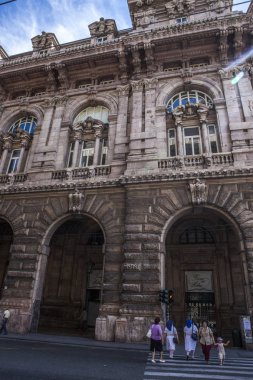 Cenova, yaz sokakları, sokaklarda dış detayları, çatılar, ışıklar ve kapılar, pencereler, Cenova yolları. Plaza Kristof Kolomb, parklar, Cenova Müzesi, balıkçıların limanları. Genova İtalyanca 