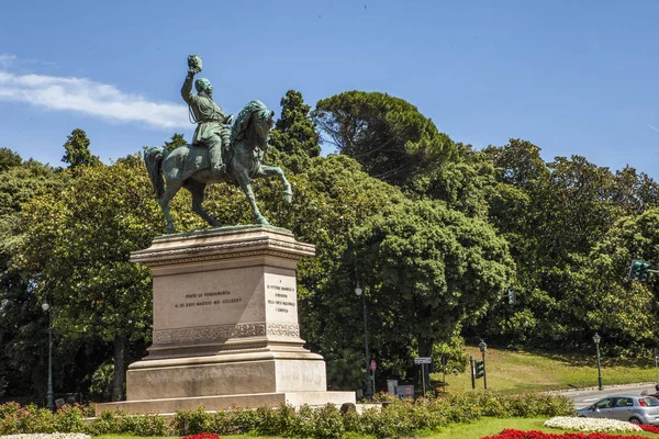 Cenova, yaz sokakları, sokaklarda dış detayları, çatılar, ışıklar ve kapılar, pencereler, Cenova yolları. Plaza Kristof Kolomb, parklar, Cenova Müzesi, balıkçıların limanları. Genova İtalyanca 