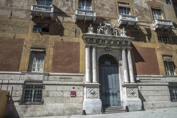 Cenova, yaz sokakları, sokaklarda dış detayları, çatılar, ışıklar ve kapılar, pencereler, Cenova yolları. Plaza Kristof Kolomb, parklar, Cenova Müzesi, balıkçıların limanları. Genova İtalyanca 