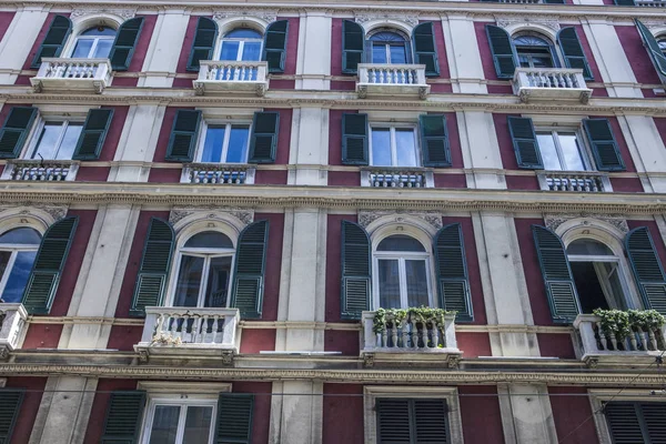 Cenova, yaz sokakları, sokaklarda dış detayları, çatılar, ışıklar ve kapılar, pencereler, Cenova yolları. Plaza Kristof Kolomb, parklar, Cenova Müzesi, balıkçıların limanları. Genova İtalyanca 