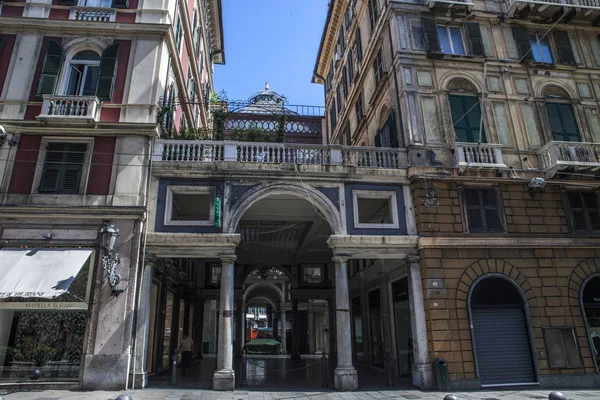 Cenova, yaz sokakları, sokaklarda dış detayları, çatılar, ışıklar ve kapılar, pencereler, Cenova yolları. Plaza Kristof Kolomb, parklar, Cenova Müzesi, balıkçıların limanları. Genova İtalyanca 