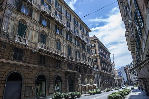 Cenova, yaz sokakları, sokaklarda dış detayları, çatılar, ışıklar ve kapılar, pencereler, Cenova yolları. Plaza Kristof Kolomb, parklar, Cenova Müzesi, balıkçıların limanları. Genova İtalyanca 