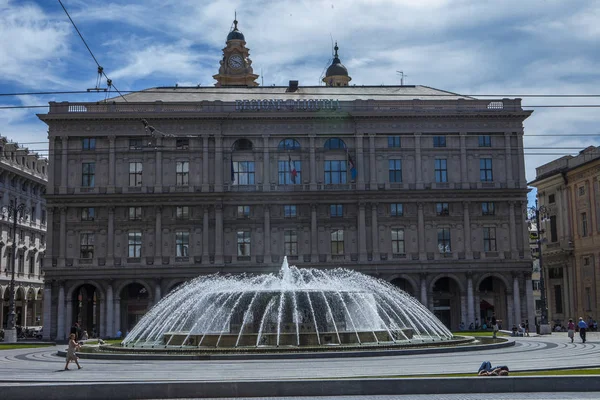 Cenova, yaz sokakları, sokaklarda dış detayları, çatılar, ışıklar ve kapılar, pencereler, Cenova yolları. Plaza Kristof Kolomb, parklar, Cenova Müzesi, balıkçıların limanları. Genova İtalyanca 