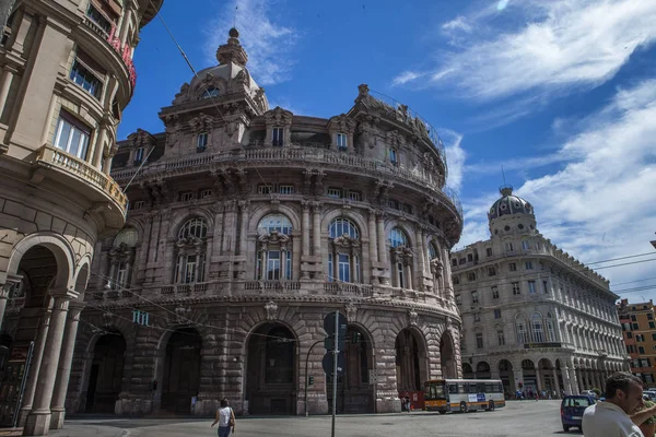 Cenova, yaz sokakları, sokaklarda dış detayları, çatılar, ışıklar ve kapılar, pencereler, Cenova yolları. Plaza Kristof Kolomb, parklar, Cenova Müzesi, balıkçıların limanları. Genova İtalyanca 