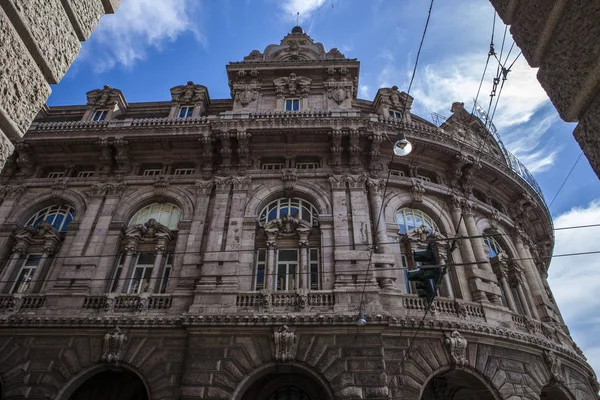 Cenova, yaz sokakları, sokaklarda dış detayları, çatılar, ışıklar ve kapılar, pencereler, Cenova yolları. Plaza Kristof Kolomb, parklar, Cenova Müzesi, balıkçıların limanları. Genova İtalyanca 