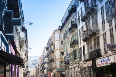 Nice şehri, Bazilika tapınağı, şehir limanlarının sokakları, feribotlar, gemi gemileri, Nizza yaz sokakları, sokaklarda dış detaylar, çatılar, ışıklar ve kapılar, pencereler, Nizza yolları. Plaza, parklar. Nizza Madonna evlerde heykel freskleri