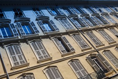 Nice şehri, Bazilika tapınağı, şehir limanlarının sokakları, feribotlar, gemi gemileri, Nizza yaz sokakları, sokaklarda dış detaylar, çatılar, ışıklar ve kapılar, pencereler, Nizza yolları. Plaza, parklar. Nizza Madonna evlerde heykel freskleri