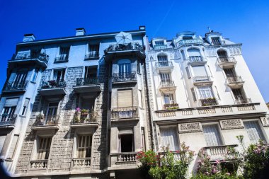 Nice şehri, Bazilika tapınağı, şehir limanlarının sokakları, feribotlar, gemi gemileri, Nizza yaz sokakları, sokaklarda dış detaylar, çatılar, ışıklar ve kapılar, pencereler, Nizza yolları. Plaza, parklar. Nizza Madonna evlerde heykel freskleri