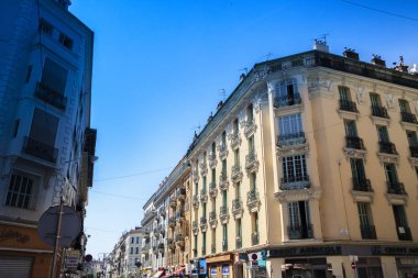 Nice şehri, Bazilika tapınağı, şehir limanlarının sokakları, feribotlar, gemi gemileri, Nizza yaz sokakları, sokaklarda dış detaylar, çatılar, ışıklar ve kapılar, pencereler, Nizza yolları. Plaza, parklar. Nizza Madonna evlerde heykel freskleri