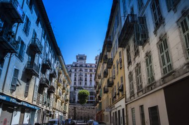 Nice şehri, Bazilika tapınağı, şehir limanlarının sokakları, feribotlar, gemi gemileri, Nizza yaz sokakları, sokaklarda dış detaylar, çatılar, ışıklar ve kapılar, pencereler, Nizza yolları. Plaza, parklar. Nizza Madonna evlerde heykel freskleri