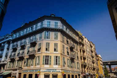 Nice şehri, Bazilika tapınağı, şehir limanlarının sokakları, feribotlar, gemi gemileri, Nizza yaz sokakları, sokaklarda dış detaylar, çatılar, ışıklar ve kapılar, pencereler, Nizza yolları. Plaza, parklar. Nizza Madonna evlerde heykel freskleri