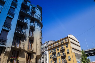 Nice şehri, Bazilika tapınağı, şehir limanlarının sokakları, feribotlar, gemi gemileri, Nizza yaz sokakları, sokaklarda dış detaylar, çatılar, ışıklar ve kapılar, pencereler, Nizza yolları. Plaza, parklar. Nizza Madonna evlerde heykel freskleri