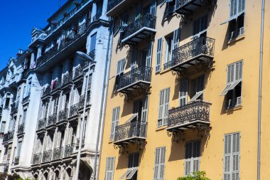 Nice şehri, Bazilika tapınağı, şehir limanlarının sokakları, feribotlar, gemi gemileri, Nizza yaz sokakları, sokaklarda dış detaylar, çatılar, ışıklar ve kapılar, pencereler, Nizza yolları. Plaza, parklar. Nizza Madonna evlerde heykel freskleri