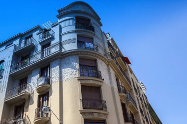 Nice şehri, Bazilika tapınağı, şehir limanlarının sokakları, feribotlar, gemi gemileri, Nizza yaz sokakları, sokaklarda dış detaylar, çatılar, ışıklar ve kapılar, pencereler, Nizza yolları. Plaza, parklar. Nizza Madonna evlerde heykel freskleri