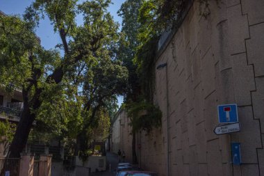 Nice şehri, Bazilika tapınağı, şehir limanlarının sokakları, feribotlar, gemi gemileri, Nizza yaz sokakları, sokaklarda dış detaylar, çatılar, ışıklar ve kapılar, pencereler, Nizza yolları. Plaza, parklar. Nizza Madonna evlerde heykel freskleri