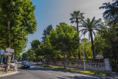 Nice şehri, Bazilika tapınağı, şehir limanlarının sokakları, feribotlar, gemi gemileri, Nizza yaz sokakları, sokaklarda dış detaylar, çatılar, ışıklar ve kapılar, pencereler, Nizza yolları. Plaza, parklar. Nizza Madonna evlerde heykel freskleri