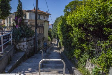 Nice şehri, Bazilika tapınağı, şehir limanlarının sokakları, feribotlar, gemi gemileri, Nizza yaz sokakları, sokaklarda dış detaylar, çatılar, ışıklar ve kapılar, pencereler, Nizza yolları. Plaza, parklar. Nizza Madonna evlerde heykel freskleri