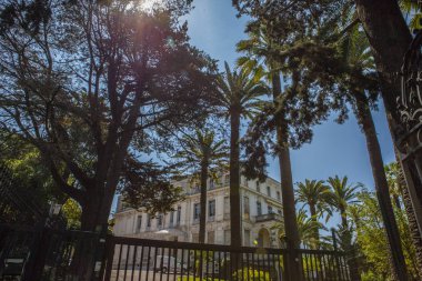 Nice şehri, Bazilika tapınağı, şehir limanlarının sokakları, feribotlar, gemi gemileri, Nizza yaz sokakları, sokaklarda dış detaylar, çatılar, ışıklar ve kapılar, pencereler, Nizza yolları. Plaza, parklar. Nizza Madonna evlerde heykel freskleri