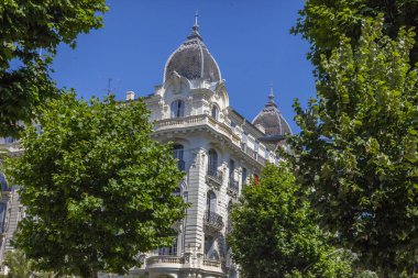 Nice şehri, Bazilika tapınağı, şehir limanlarının sokakları, feribotlar, gemi gemileri, Nizza yaz sokakları, sokaklarda dış detaylar, çatılar, ışıklar ve kapılar, pencereler, Nizza yolları. Plaza, parklar. Nizza Madonna evlerde heykel freskleri