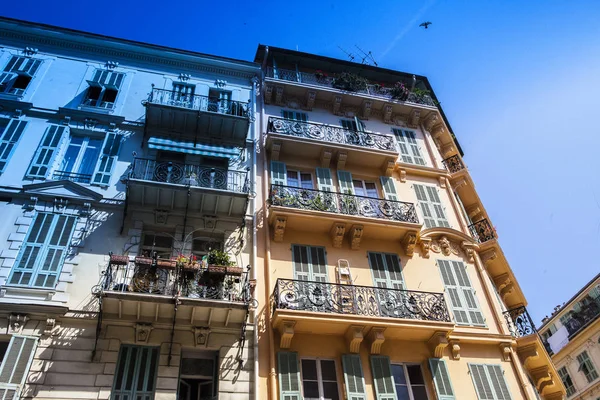 Nice şehri, Bazilika tapınağı, şehir limanlarının sokakları, feribotlar, gemi gemileri, Nizza yaz sokakları, sokaklarda dış detaylar, çatılar, ışıklar ve kapılar, pencereler, Nizza yolları. Plaza, parklar. Nizza Madonna evlerde heykel freskleri