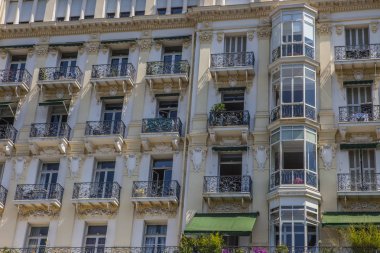 Nice şehri, Bazilika tapınağı, şehir limanlarının sokakları, feribotlar, gemi gemileri, Nizza yaz sokakları, sokaklarda dış detaylar, çatılar, ışıklar ve kapılar, pencereler, Nizza yolları. Plaza, parklar. Nizza Madonna evlerde heykel freskleri