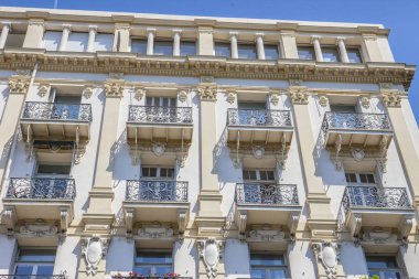 Nice şehri, Bazilika tapınağı, şehir limanlarının sokakları, feribotlar, gemi gemileri, Nizza yaz sokakları, sokaklarda dış detaylar, çatılar, ışıklar ve kapılar, pencereler, Nizza yolları. Plaza, parklar. Nizza Madonna evlerde heykel freskleri