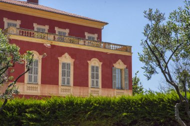 Nice şehri, Bazilika tapınağı, şehir limanlarının sokakları, feribotlar, gemi gemileri, Nizza yaz sokakları, sokaklarda dış detaylar, çatılar, ışıklar ve kapılar, pencereler, Nizza yolları. Plaza, parklar. Nizza Madonna evlerde heykel freskleri