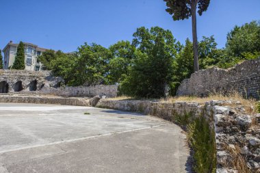 Nice şehri, Bazilika tapınağı, şehir limanlarının sokakları, feribotlar, gemi gemileri, Nizza yaz sokakları, sokaklarda dış detaylar, çatılar, ışıklar ve kapılar, pencereler, Nizza yolları. Plaza, parklar. Nizza Madonna evlerde heykel freskleri