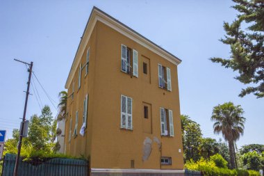 Nice şehri, Bazilika tapınağı, şehir limanlarının sokakları, feribotlar, gemi gemileri, Nizza yaz sokakları, sokaklarda dış detaylar, çatılar, ışıklar ve kapılar, pencereler, Nizza yolları. Plaza, parklar. Nizza Madonna evlerde heykel freskleri