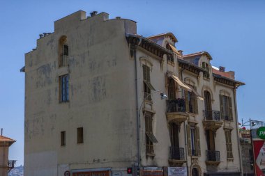 Nice şehri, Bazilika tapınağı, şehir limanlarının sokakları, feribotlar, gemi gemileri, Nizza yaz sokakları, sokaklarda dış detaylar, çatılar, ışıklar ve kapılar, pencereler, Nizza yolları. Plaza, parklar. Nizza Madonna evlerde heykel freskleri