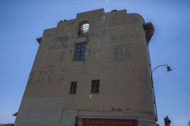 Nice şehri, Bazilika tapınağı, şehir limanlarının sokakları, feribotlar, gemi gemileri, Nizza yaz sokakları, sokaklarda dış detaylar, çatılar, ışıklar ve kapılar, pencereler, Nizza yolları. Plaza, parklar. Nizza Madonna evlerde heykel freskleri