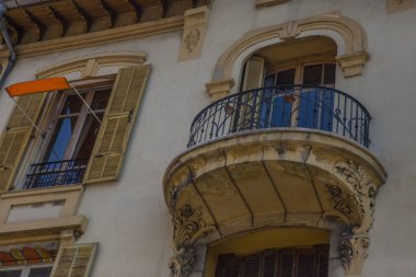 Nice şehri, Bazilika tapınağı, şehir limanlarının sokakları, feribotlar, gemi gemileri, Nizza yaz sokakları, sokaklarda dış detaylar, çatılar, ışıklar ve kapılar, pencereler, Nizza yolları. Plaza, parklar. Nizza Madonna evlerde heykel freskleri