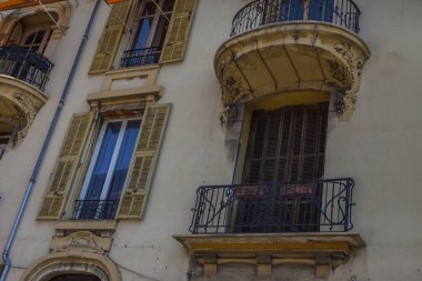 Nice şehri, Bazilika tapınağı, şehir limanlarının sokakları, feribotlar, gemi gemileri, Nizza yaz sokakları, sokaklarda dış detaylar, çatılar, ışıklar ve kapılar, pencereler, Nizza yolları. Plaza, parklar. Nizza Madonna evlerde heykel freskleri