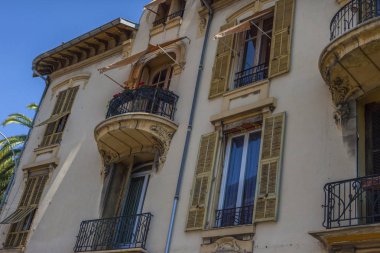 Nice şehri, Bazilika tapınağı, şehir limanlarının sokakları, feribotlar, gemi gemileri, Nizza yaz sokakları, sokaklarda dış detaylar, çatılar, ışıklar ve kapılar, pencereler, Nizza yolları. Plaza, parklar. Nizza Madonna evlerde heykel freskleri