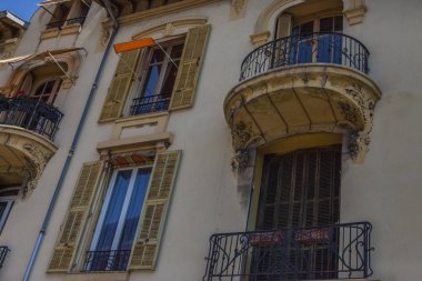 Nice şehri, Bazilika tapınağı, şehir limanlarının sokakları, feribotlar, gemi gemileri, Nizza yaz sokakları, sokaklarda dış detaylar, çatılar, ışıklar ve kapılar, pencereler, Nizza yolları. Plaza, parklar. Nizza Madonna evlerde heykel freskleri