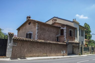 Nice şehri, Bazilika tapınağı, şehir limanlarının sokakları, feribotlar, gemi gemileri, Nizza yaz sokakları, sokaklarda dış detaylar, çatılar, ışıklar ve kapılar, pencereler, Nizza yolları. Plaza, parklar. Nizza Madonna evlerde heykel freskleri