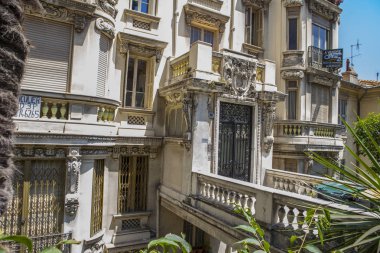 Nice şehri, Bazilika tapınağı, şehir limanlarının sokakları, feribotlar, gemi gemileri, Nizza yaz sokakları, sokaklarda dış detaylar, çatılar, ışıklar ve kapılar, pencereler, Nizza yolları. Plaza, parklar. Nizza Madonna evlerde heykel freskleri