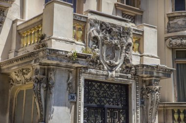 Nice şehri, Bazilika tapınağı, şehir limanlarının sokakları, feribotlar, gemi gemileri, Nizza yaz sokakları, sokaklarda dış detaylar, çatılar, ışıklar ve kapılar, pencereler, Nizza yolları. Plaza, parklar. Nizza Madonna evlerde heykel freskleri