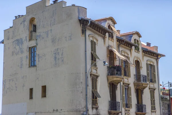 Nice şehri, Bazilika tapınağı, şehir limanlarının sokakları, feribotlar, gemi gemileri, Nizza yaz sokakları, sokaklarda dış detaylar, çatılar, ışıklar ve kapılar, pencereler, Nizza yolları. Plaza, parklar. Nizza Madonna evlerde heykel freskleri