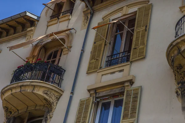 Nice şehri, Bazilika tapınağı, şehir limanlarının sokakları, feribotlar, gemi gemileri, Nizza yaz sokakları, sokaklarda dış detaylar, çatılar, ışıklar ve kapılar, pencereler, Nizza yolları. Plaza, parklar. Nizza Madonna evlerde heykel freskleri