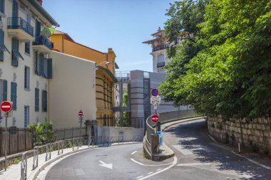 Nice şehri, Bazilika tapınağı, şehir limanlarının sokakları, feribotlar, gemi gemileri, Nizza yaz sokakları, sokaklarda dış detaylar, çatılar, ışıklar ve kapılar, pencereler, Nizza yolları. Plaza, parklar. Nizza Madonna evlerde heykel freskleri